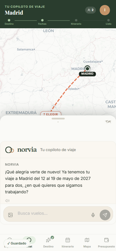 Chat de Norvia planificando un viaje a Madrid con IA, con el mapa de la ruta al fondo